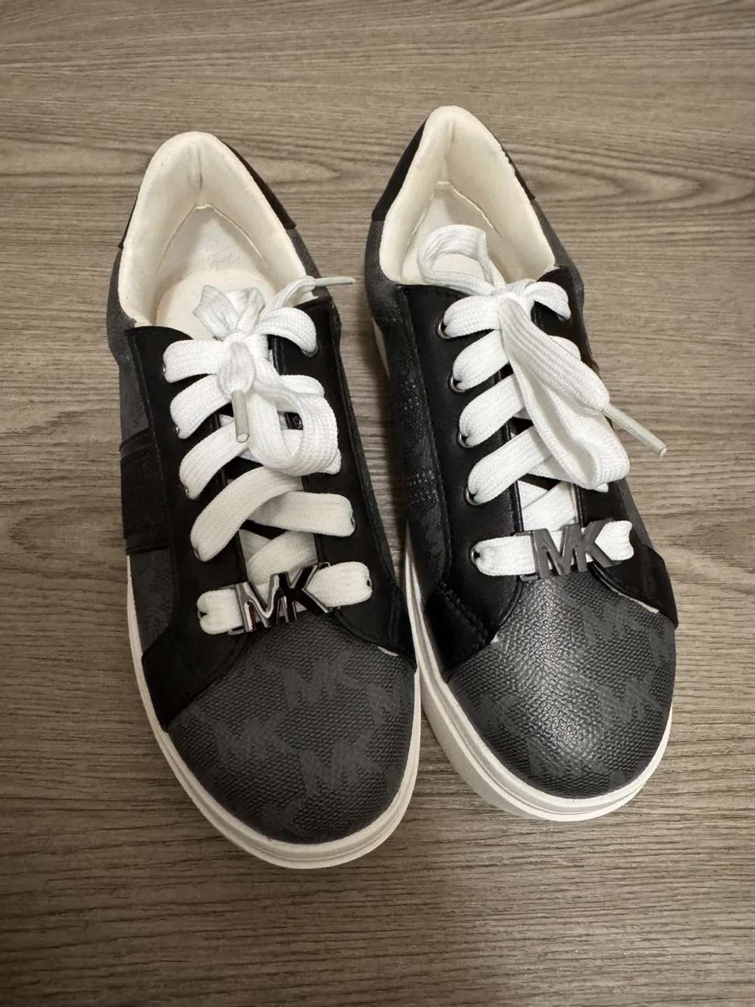 Michael Kors Sneakers - Size 1 kids image indicator(5)