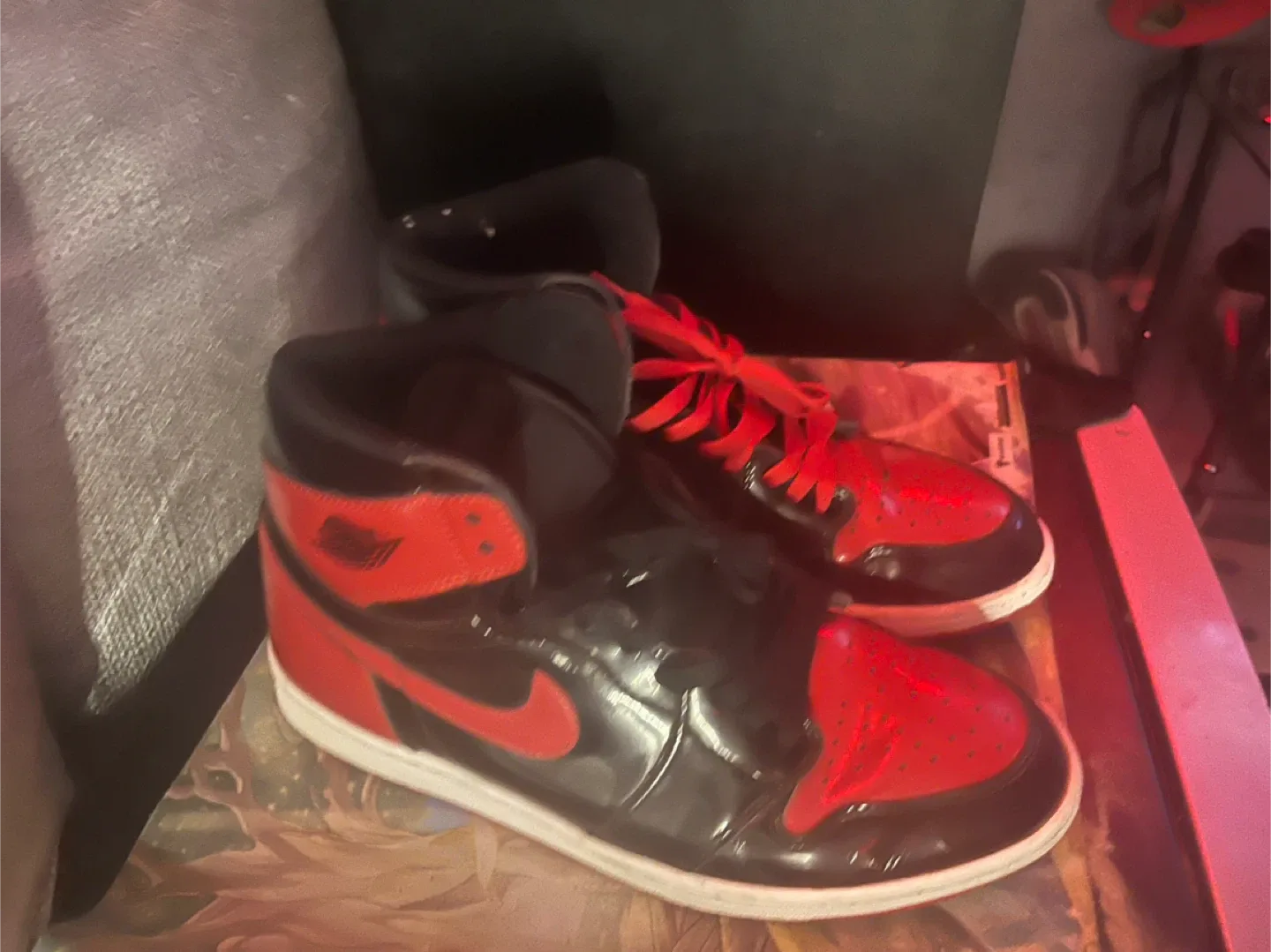 Nike Air Jordan 1 High Black/Red size 13 image indicator(2)