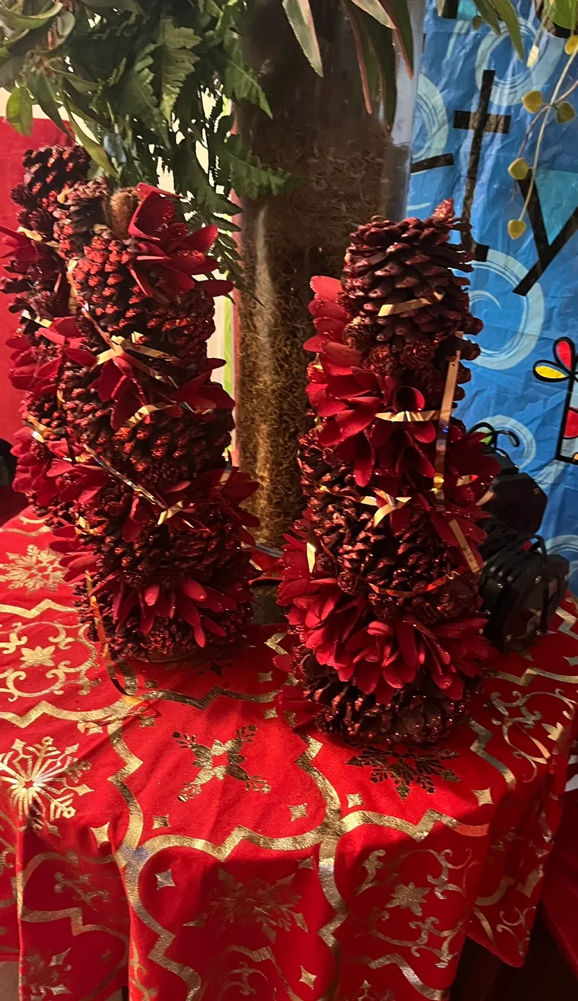 🎄 Set of 3 Red Decorative Christmas Trees – 40 cm Each 🎄 image indicator(3)