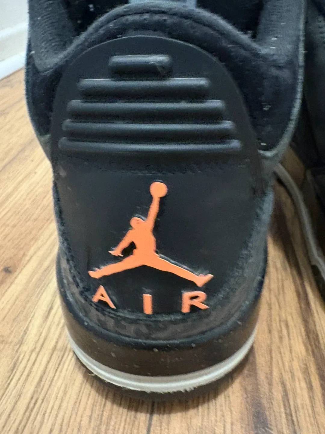 Air Jordan 3 Retro Black/Orange Size 10.5 image indicator(3)