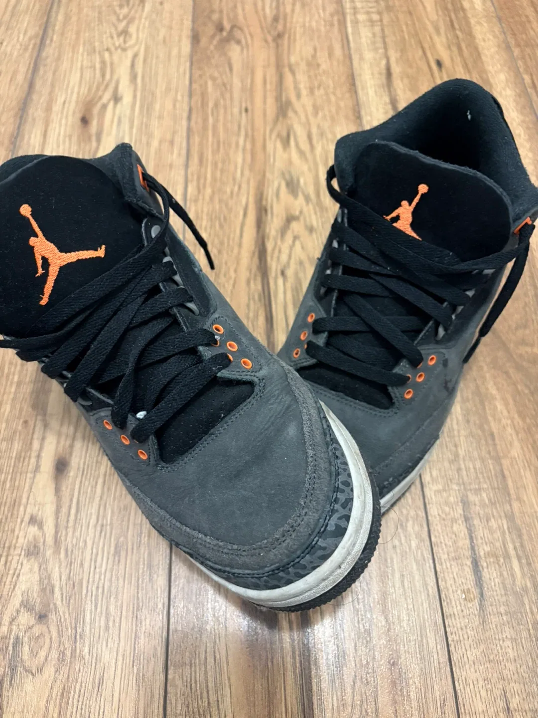 Air Jordan 3 Retro Black/Orange Size 10.5 image indicator(2)