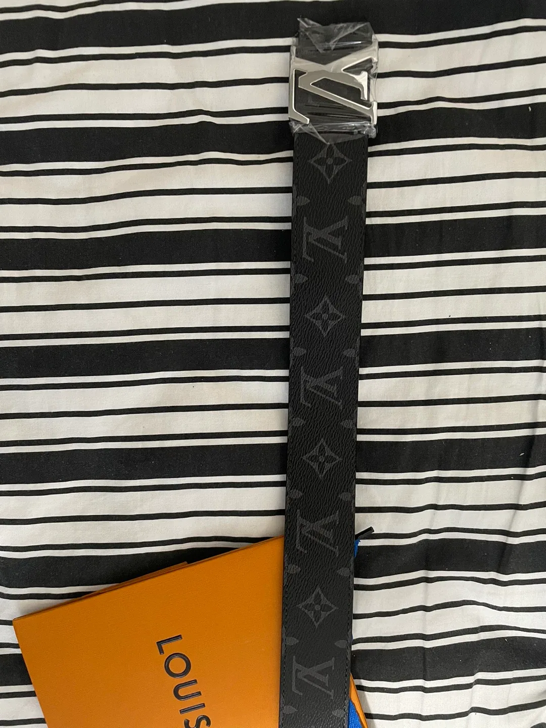 Louis Vuitton LV Initials 40MM Belt image indicator(3)