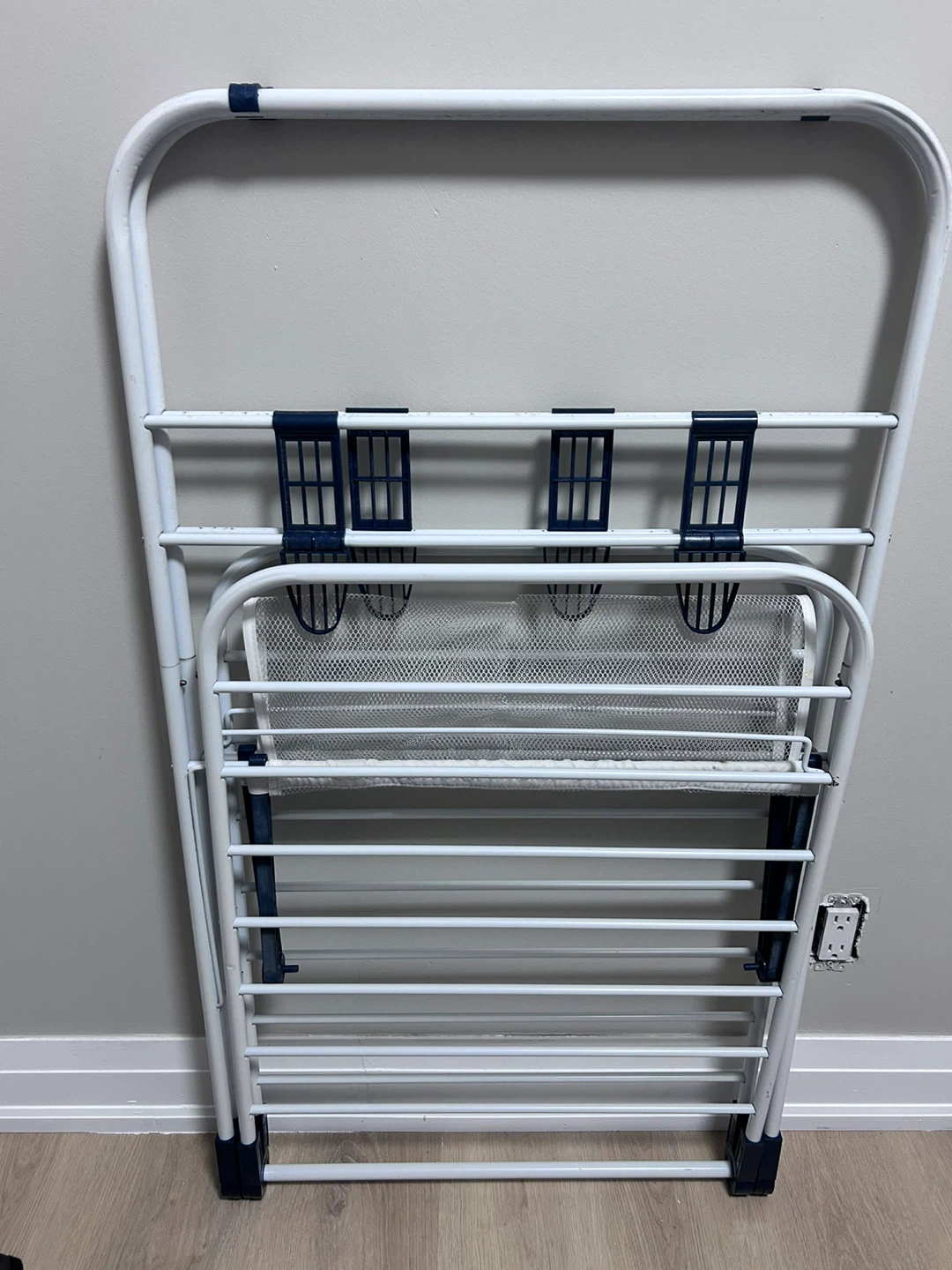 Foldable Drying Rack – Great Condition! 🌬️👚 - photo 3