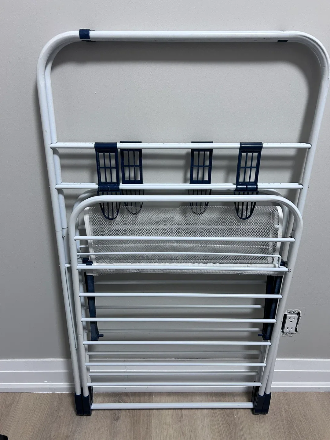 Foldable Drying Rack – Great Condition! 🌬️👚 image indicator(3)