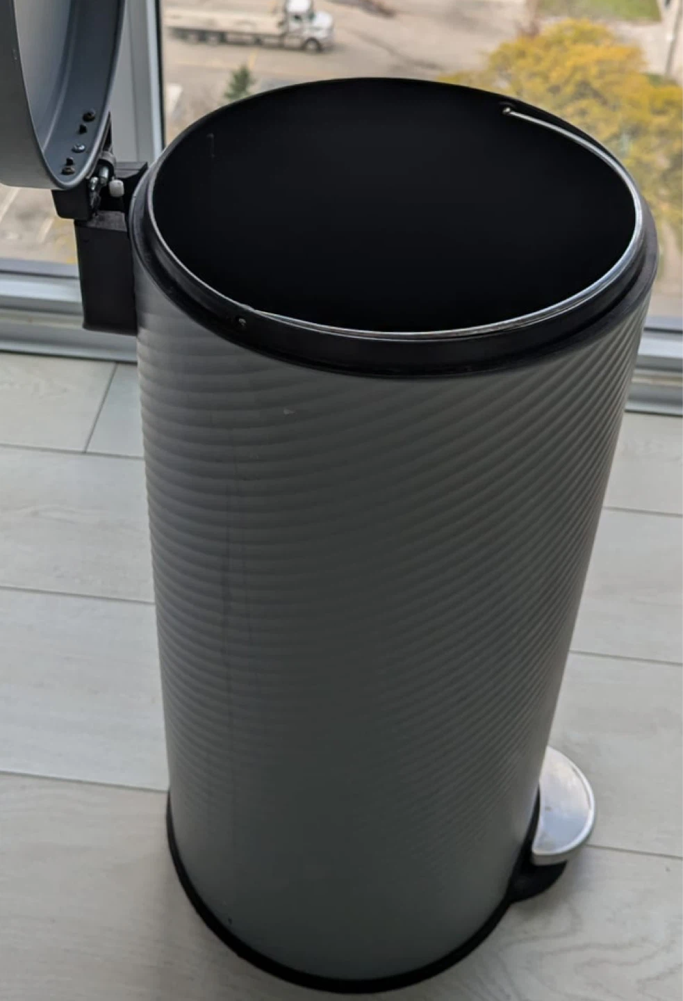 Grey Step-On Trash Can - photo 4