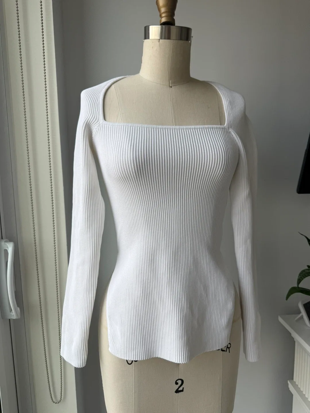 Aritzia Babaton sculpt knit Top size small