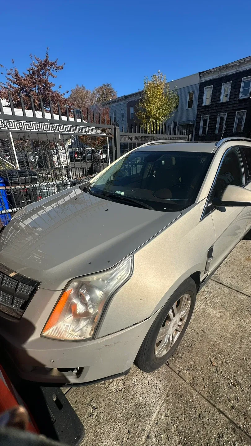 Cadillac SRX Gold SUV image indicator(2)