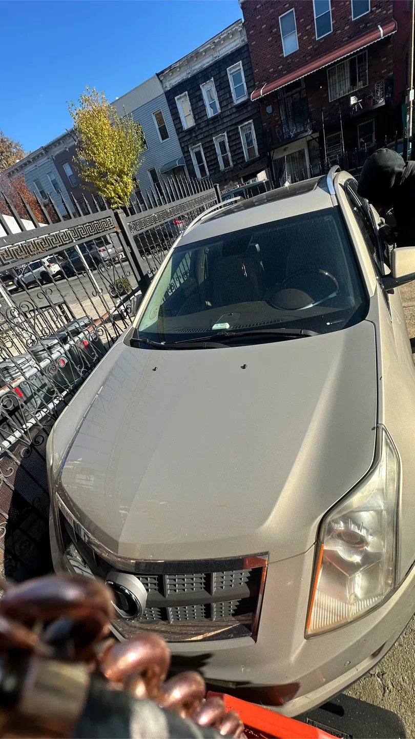 Cadillac SRX Gold SUV image indicator(3)