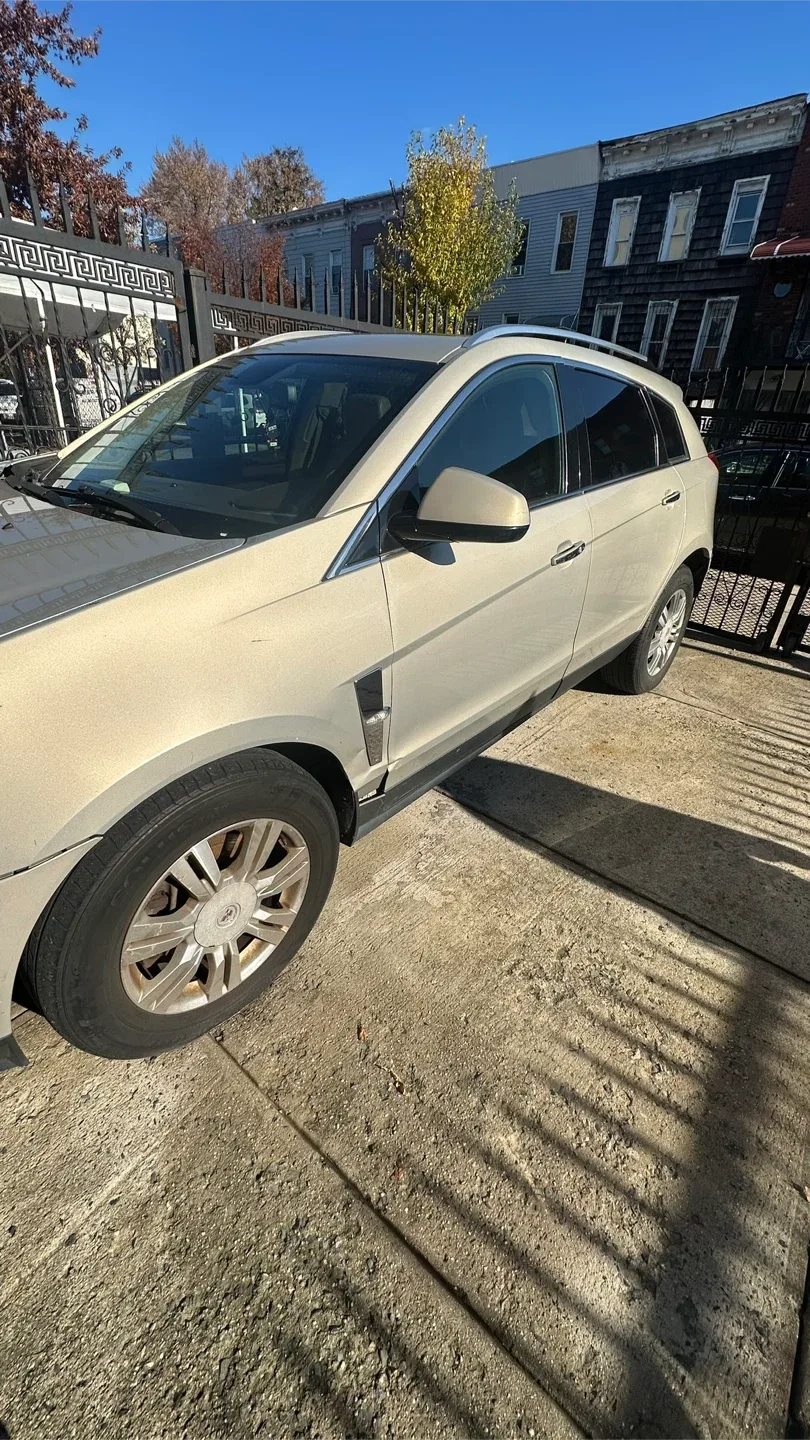 Cadillac SRX Gold SUV image indicator(4)