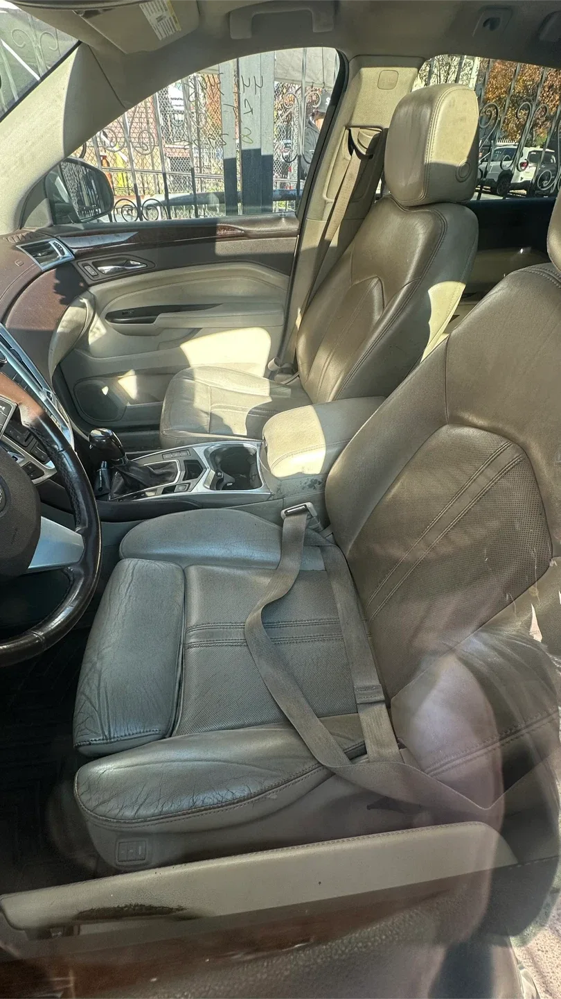 Cadillac SRX Gold SUV image indicator(5)