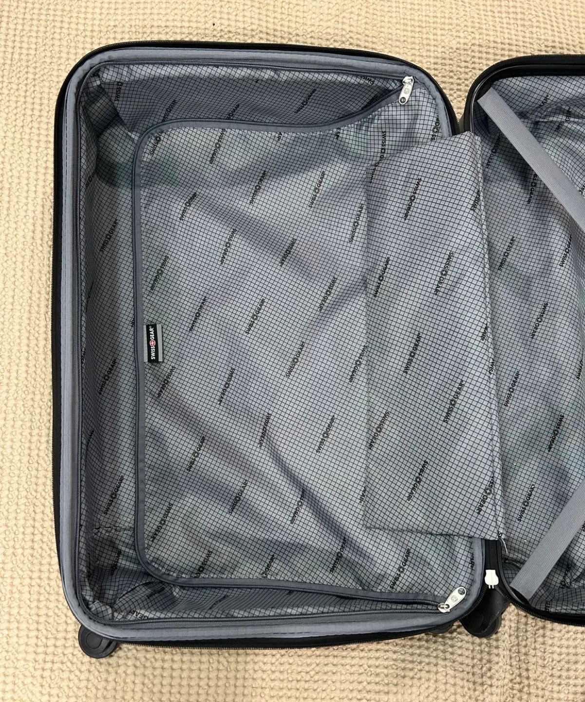 Swissgear Suitcase - Silver image indicator(4)