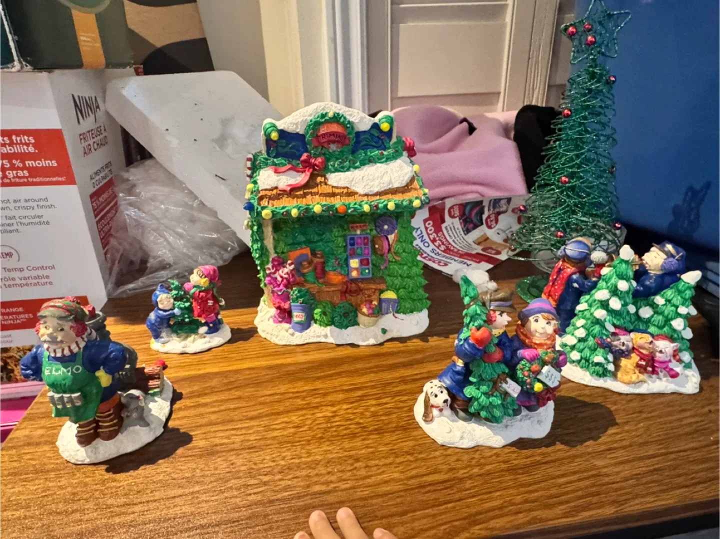 5 piece set Christmas village image indicator(3)