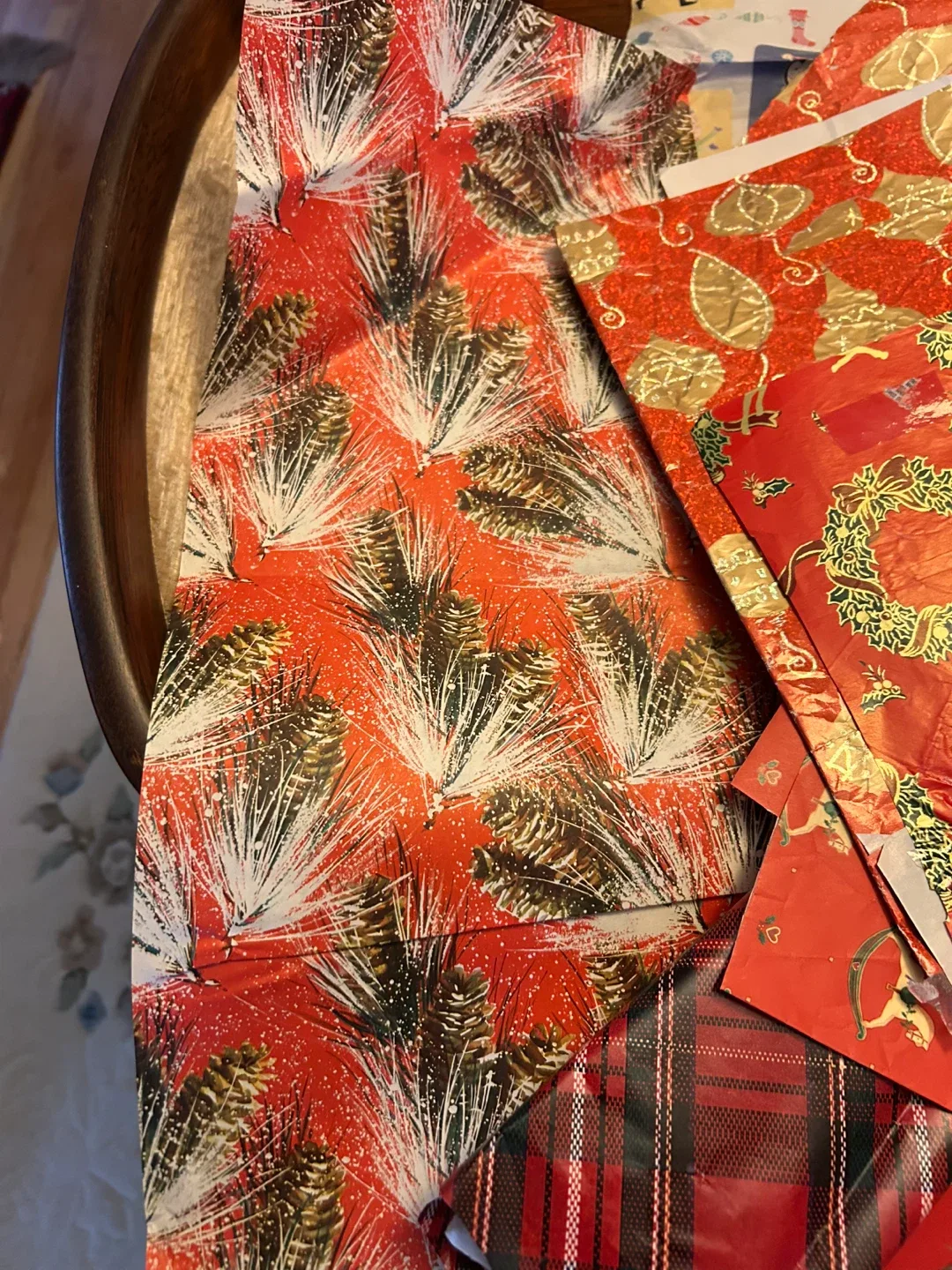 Vintage Xmas wrapping paper leftovers MCM used 60s-80s image indicator(5)