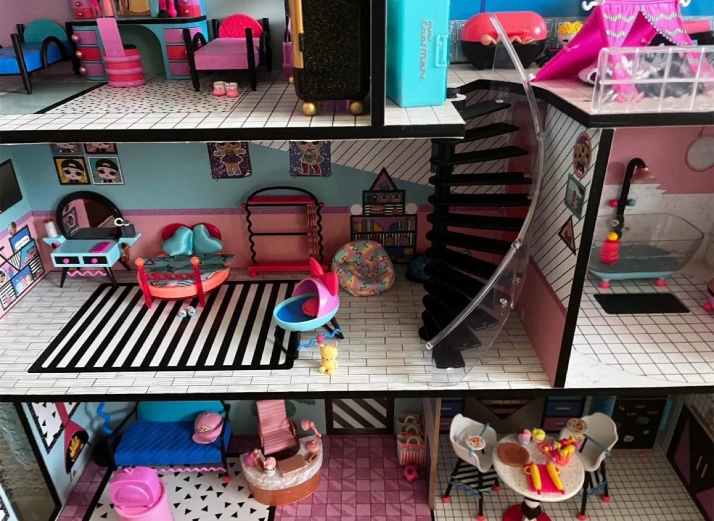 LOL Surprise OMG House Dollhouse With 85+ Surprises image indicator(4)