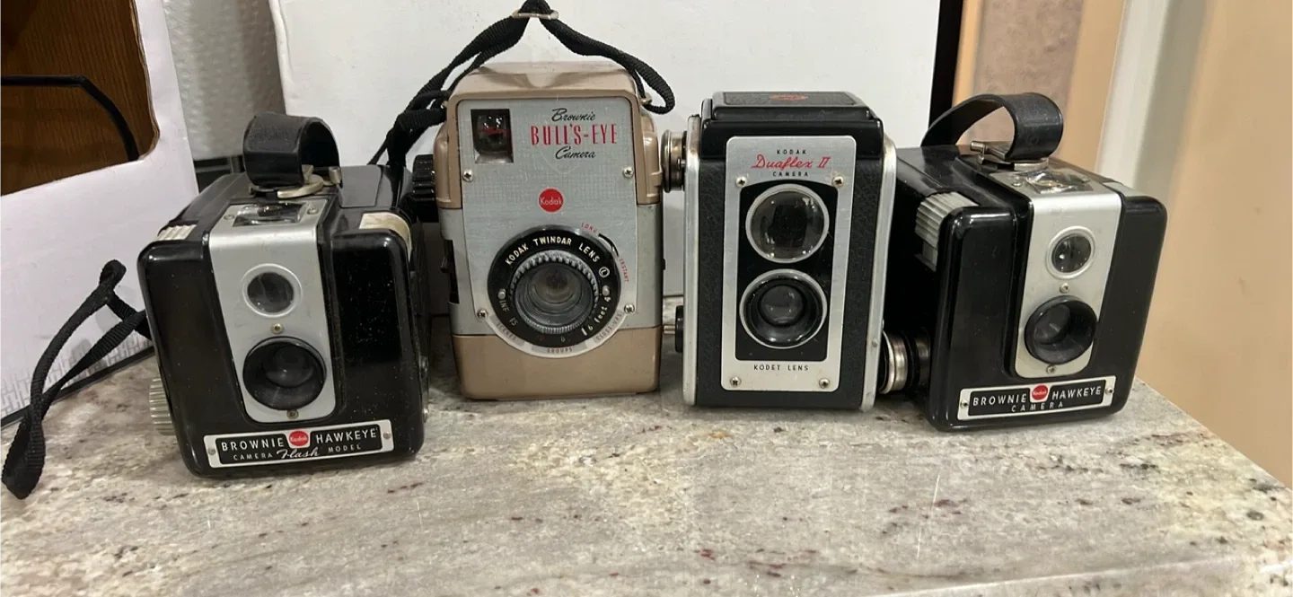 Vintage Kodak Brownie & Bull's-Eye Cameras image indicator(2)