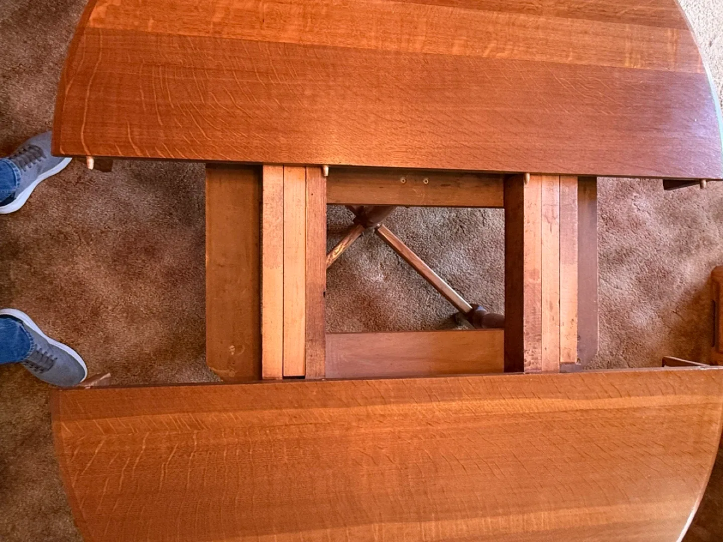 Round Wooden Extendable Dining Table image indicator(4)