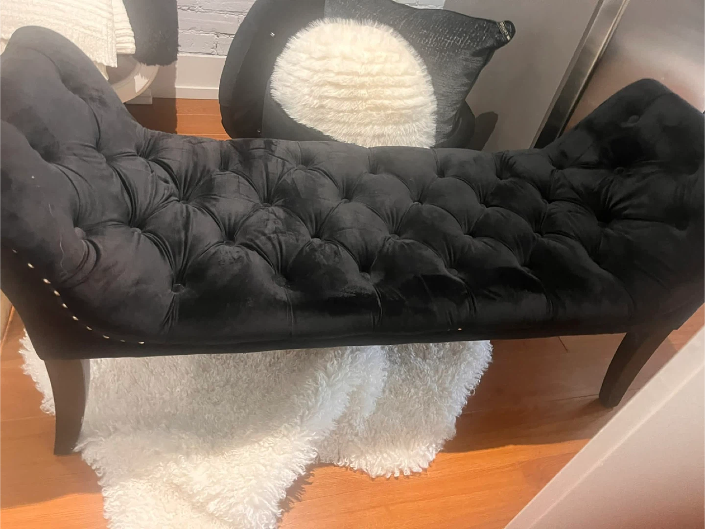 Black Tufted Velvet Chaise Lounge - photo 2