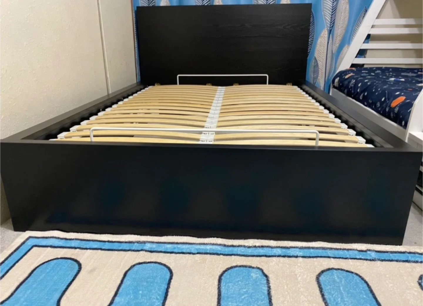 Pull up storage bed queen size like new image indicator(4)