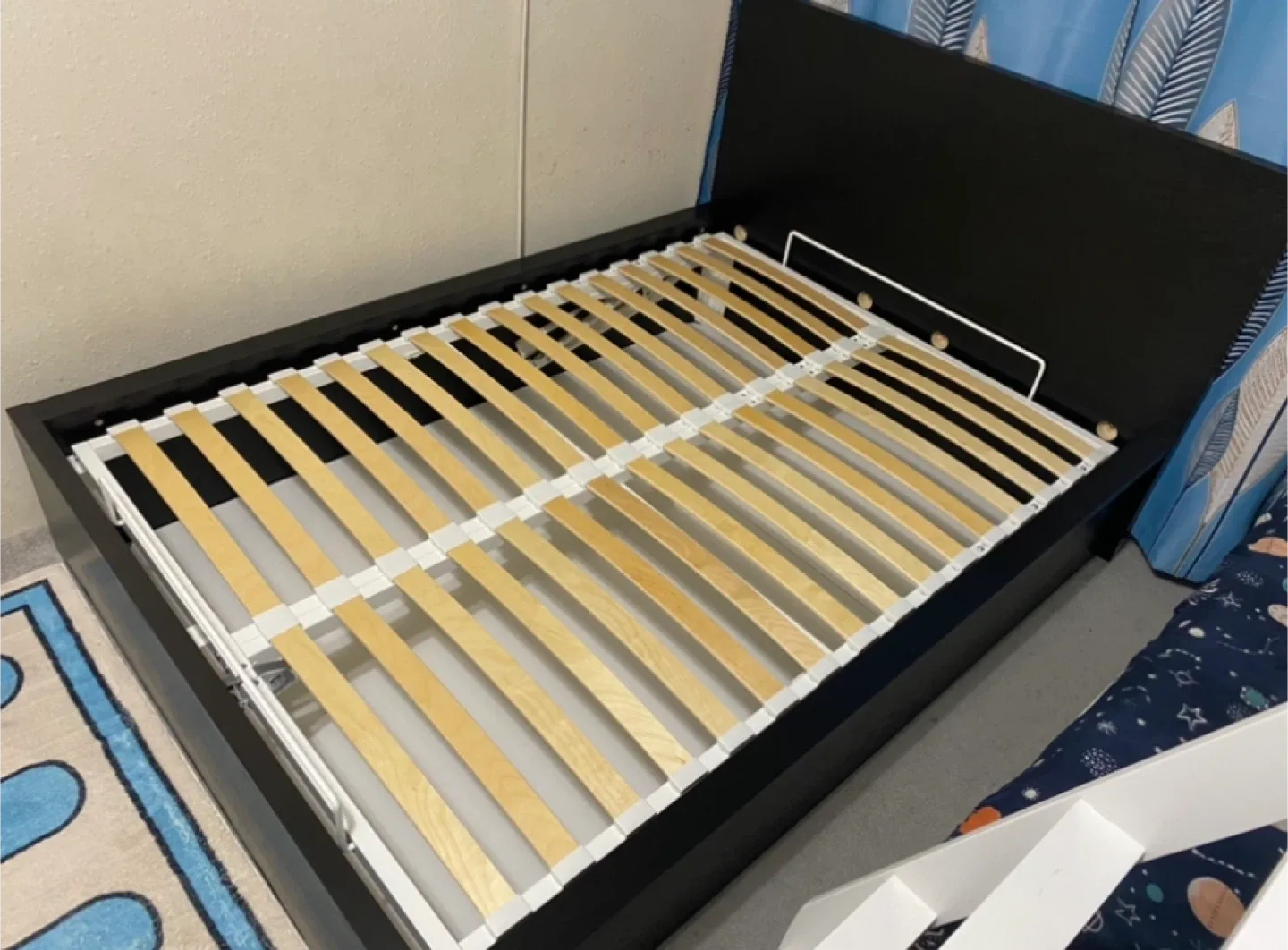 Pull up storage bed queen size like new image indicator(5)
