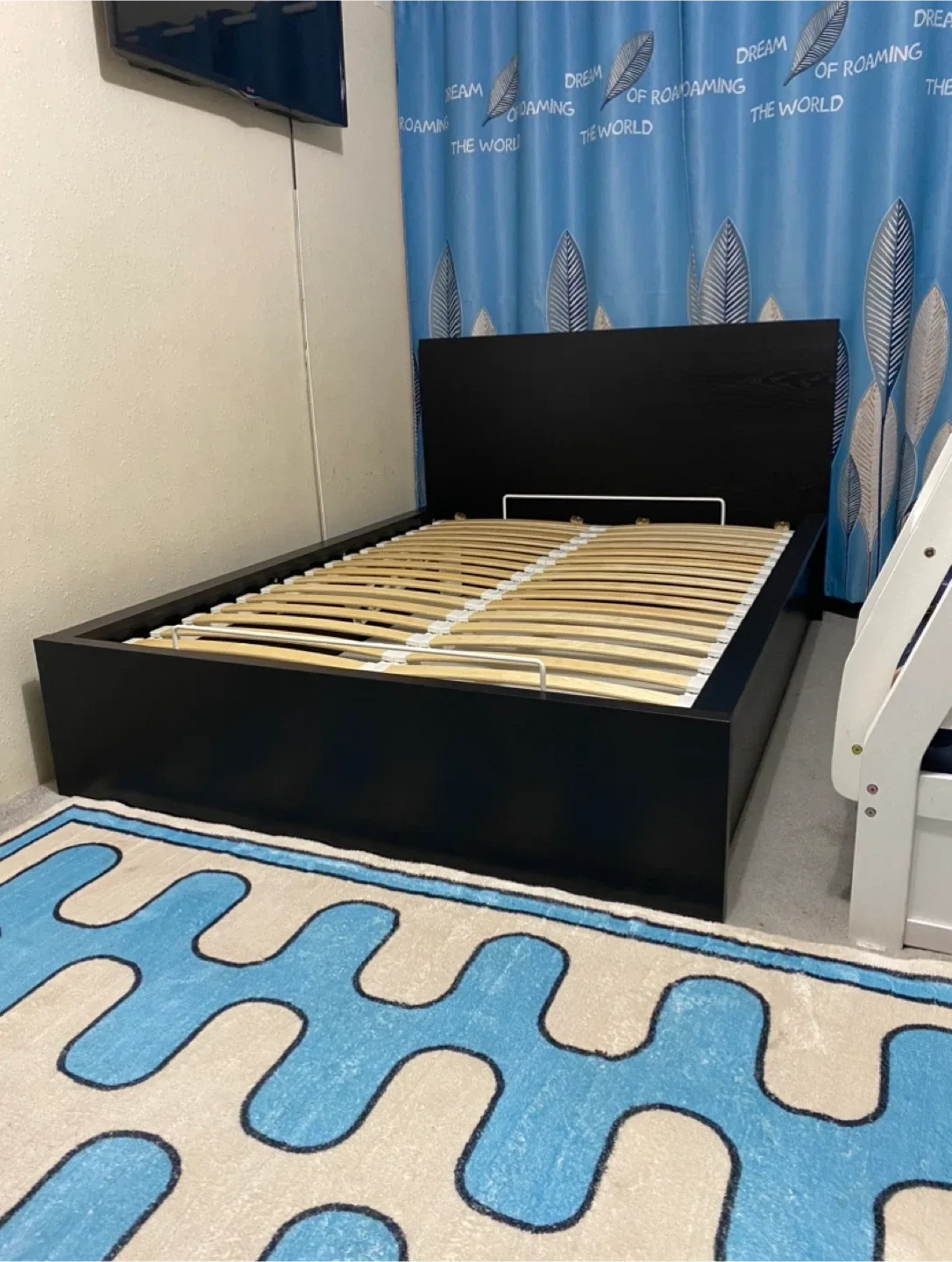 Pull up storage bed queen size like new image indicator(2)