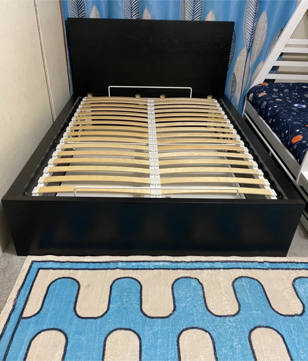 Pull up storage bed queen size like new image indicator(3)