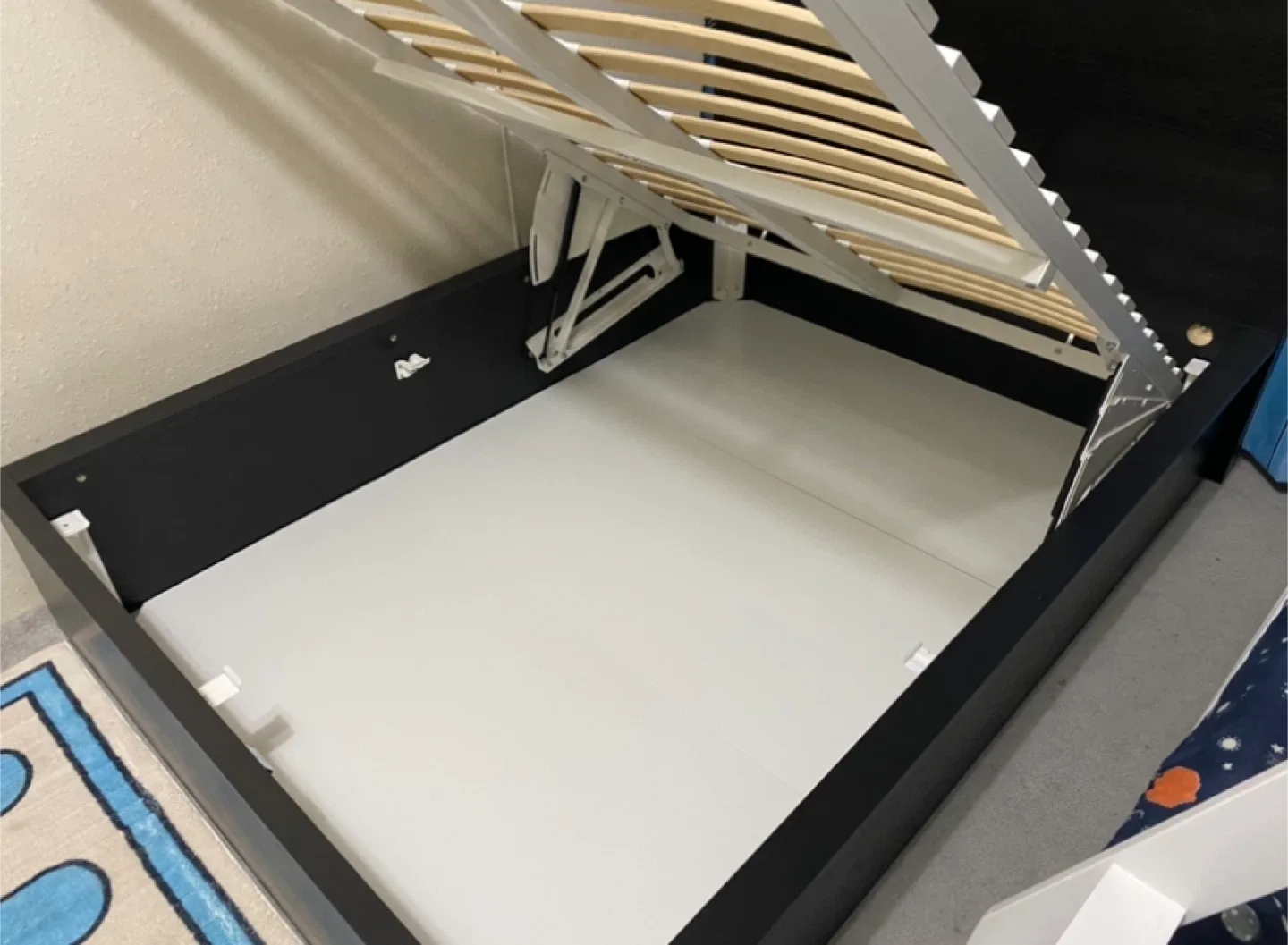 Pull up storage bed queen size like new image indicator(9)