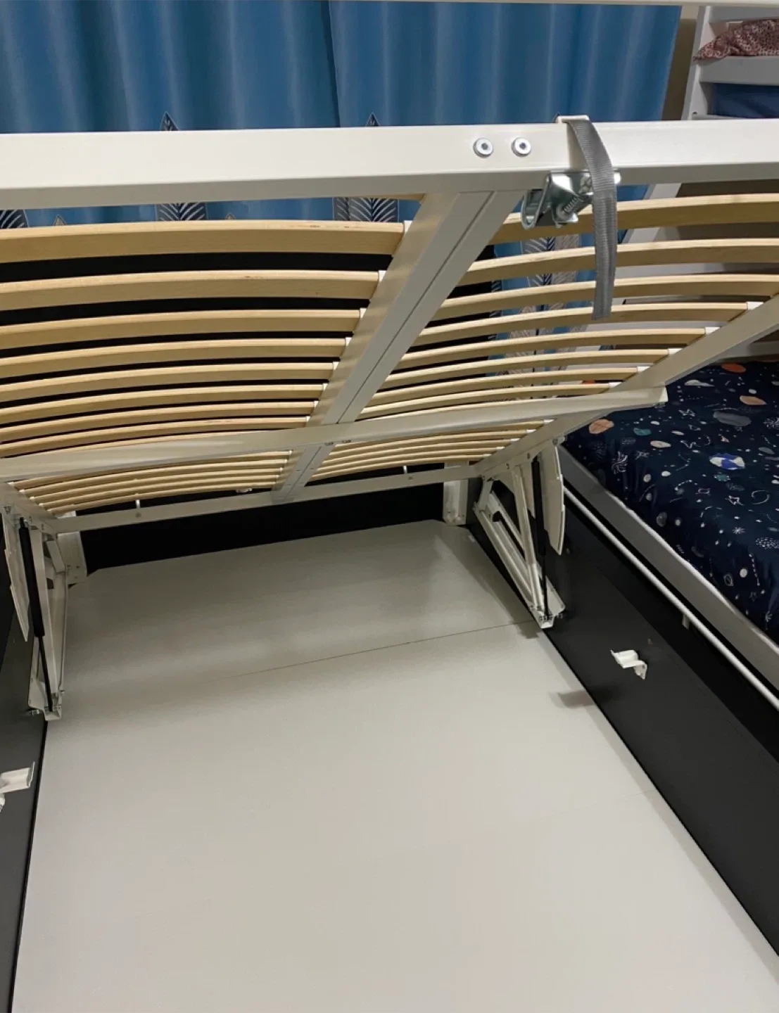 Pull up storage bed queen size like new image indicator(10)