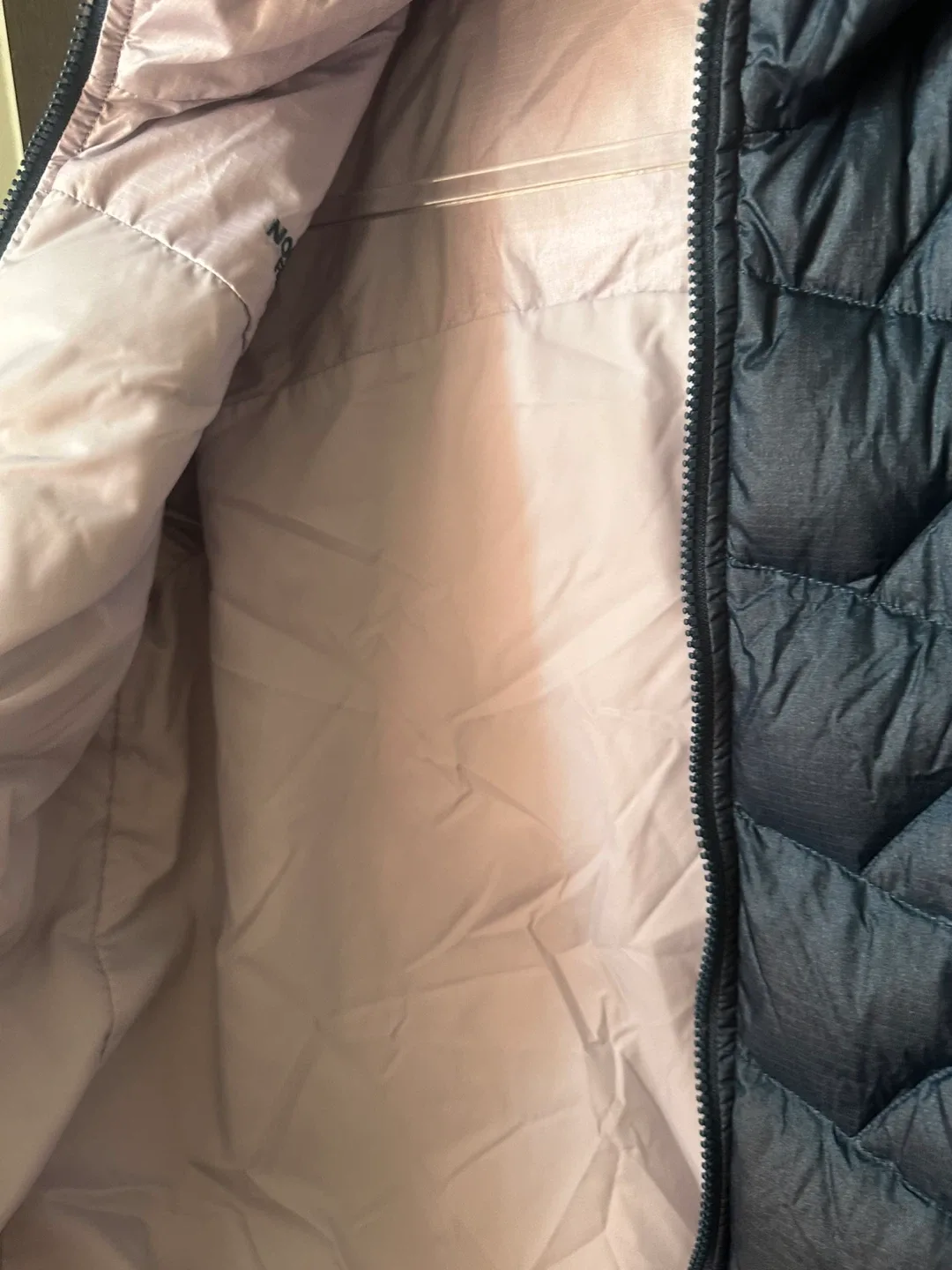 The North Face Girl's Reversible Puffer Jacket - Size L image indicator(2)