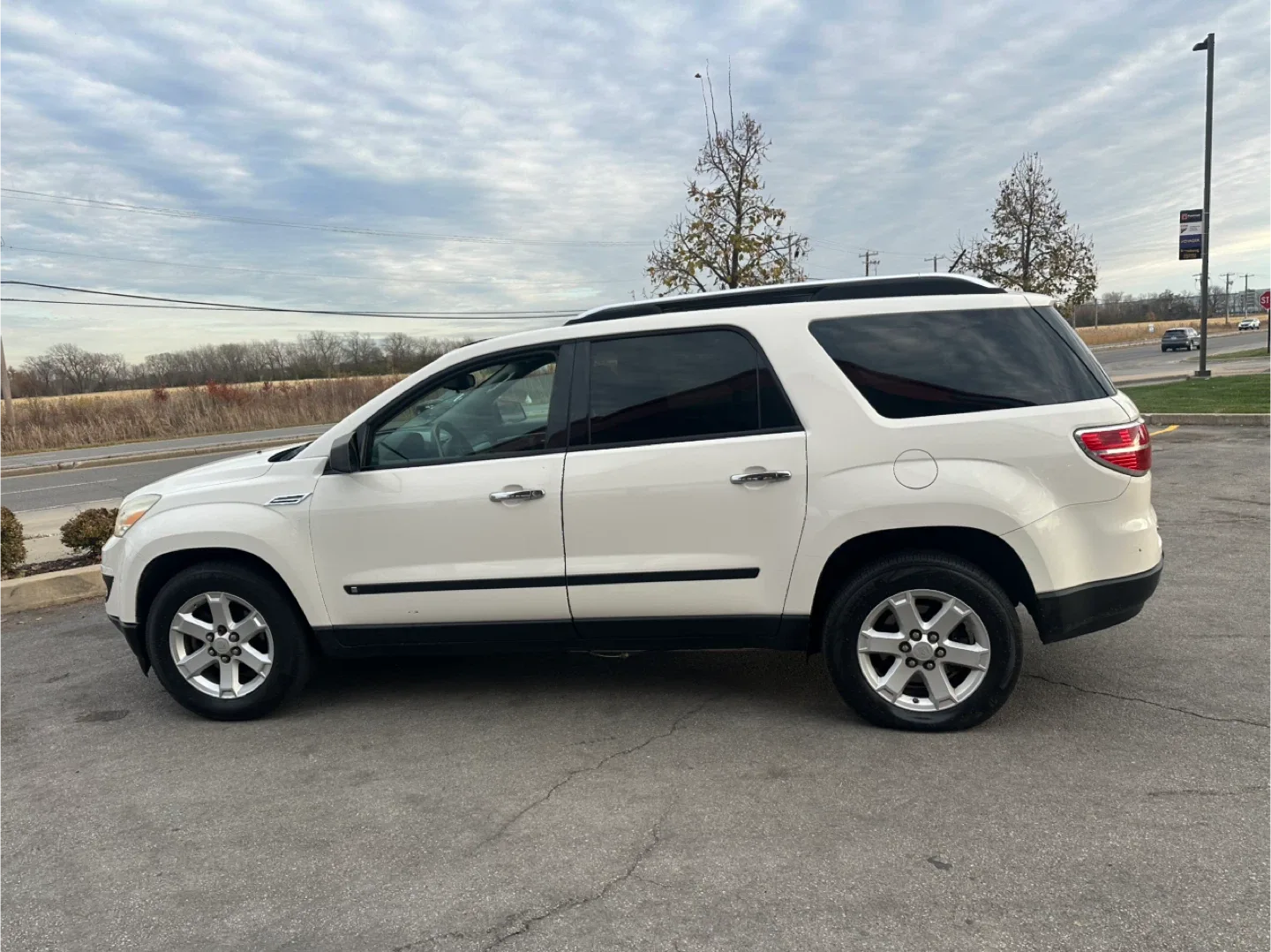 2008 Saturn Outlook XE White SUV