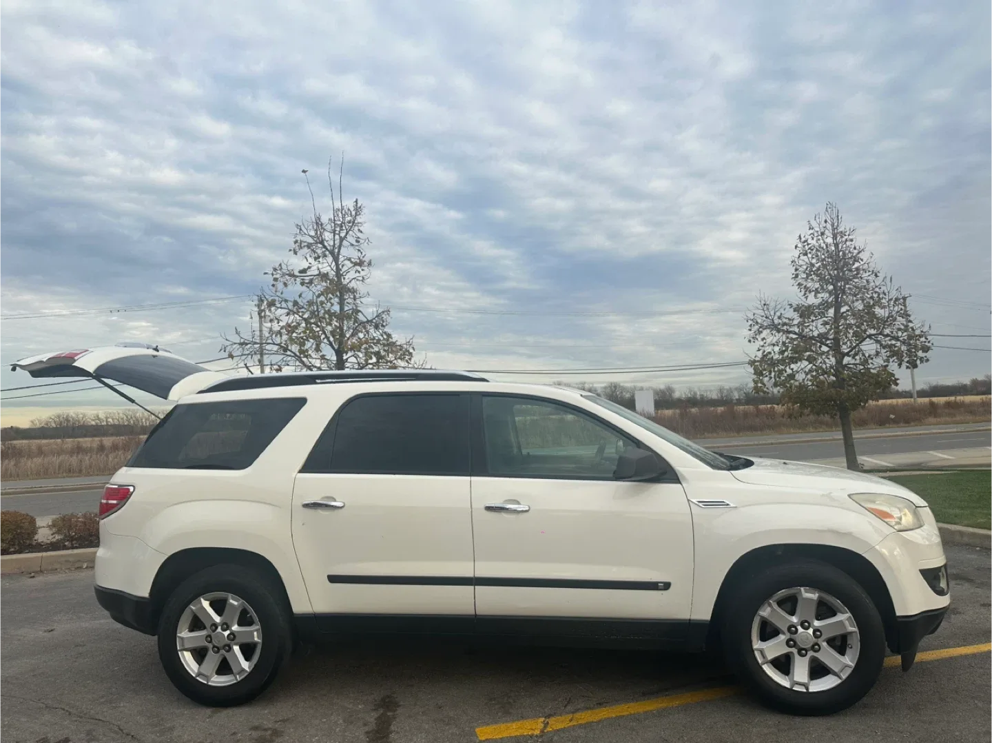 2008 Saturn Outlook XE White SUV image indicator(2)