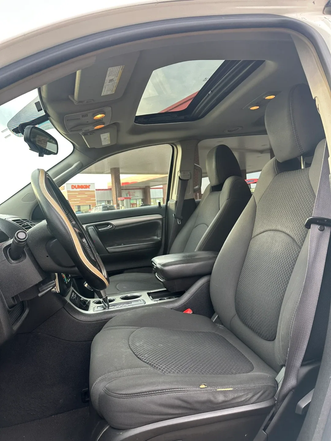 2008 Saturn Outlook XE White SUV image indicator(6)