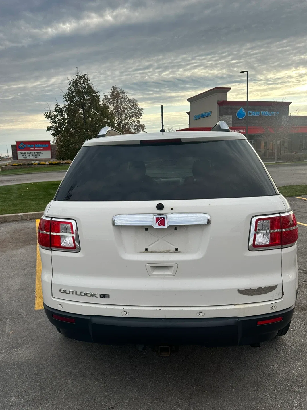 2008 Saturn Outlook XE White SUV image indicator(4)