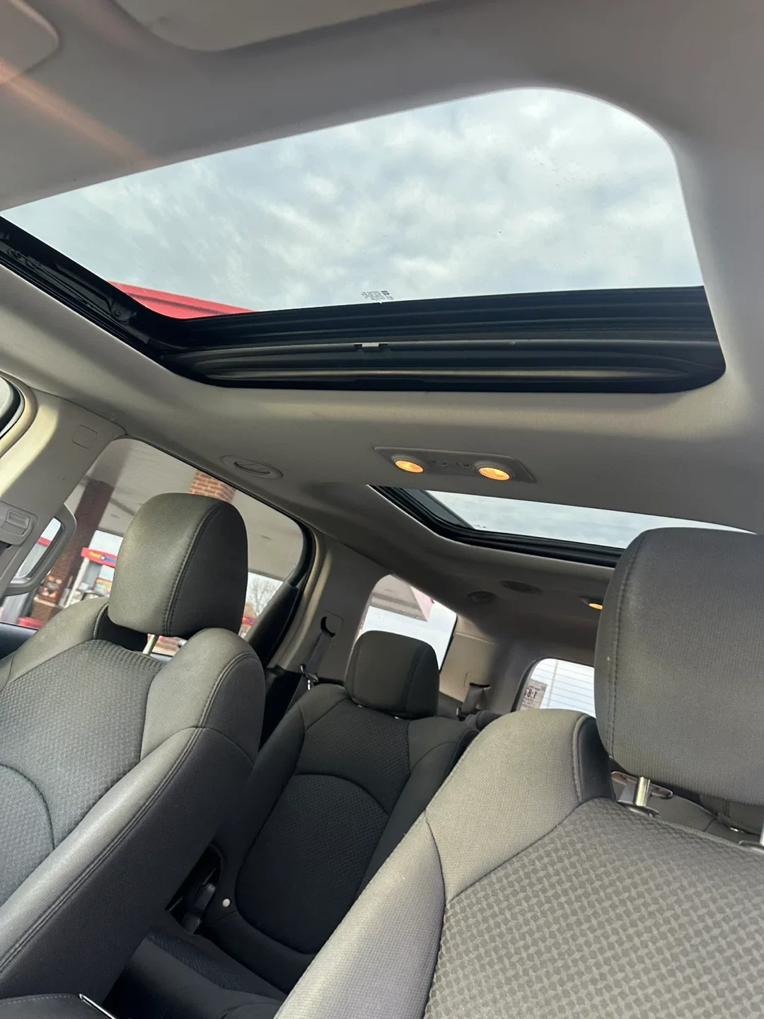 2008 Saturn Outlook XE White SUV image indicator(8)