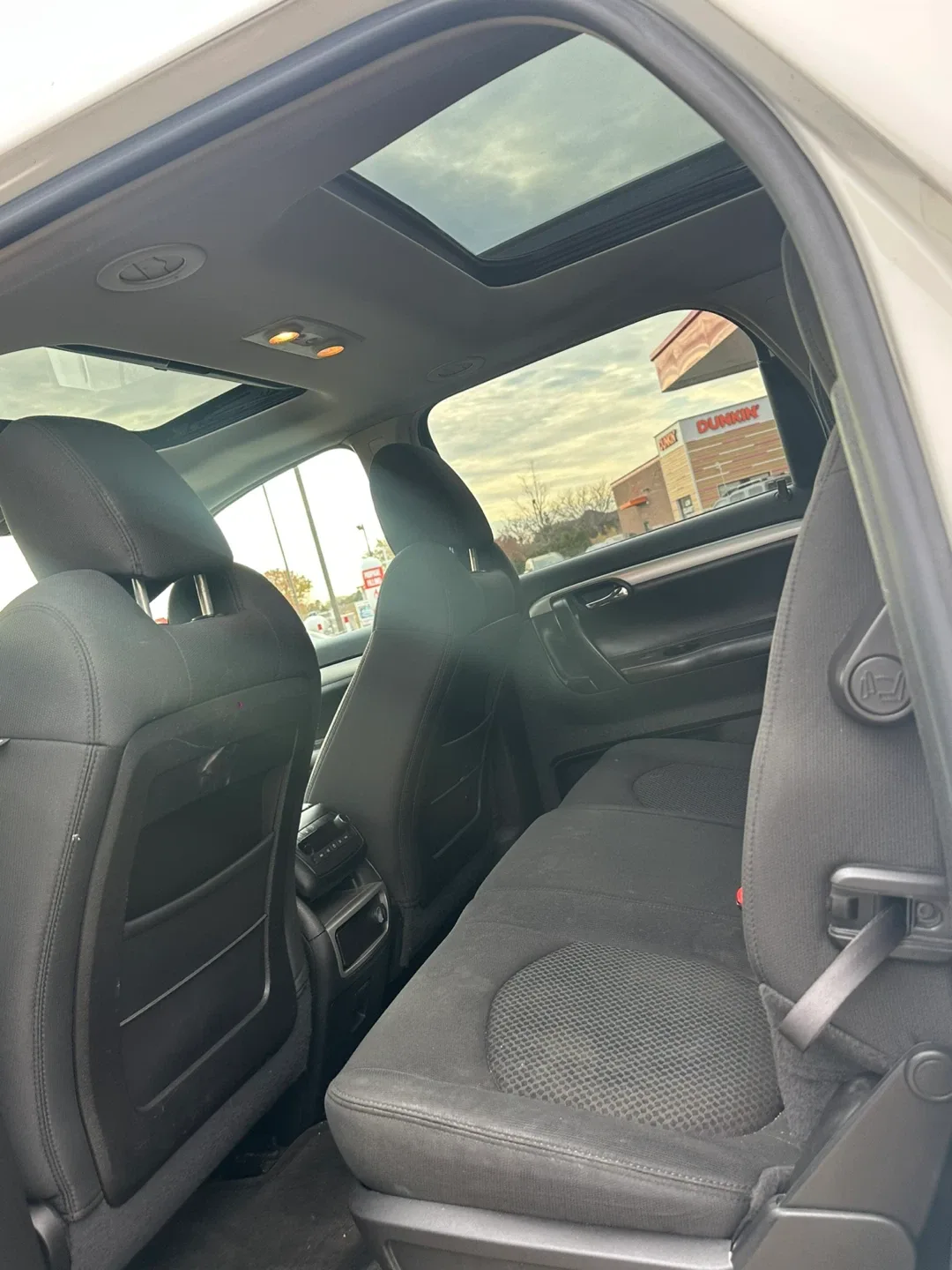 2008 Saturn Outlook XE White SUV image indicator(9)