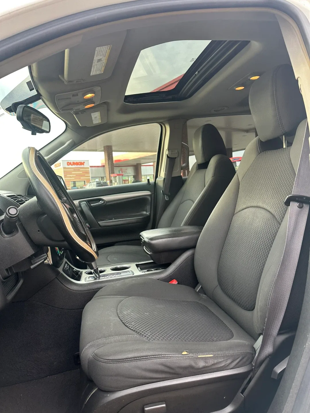 2008 Saturn Outlook XE White SUV image indicator(7)