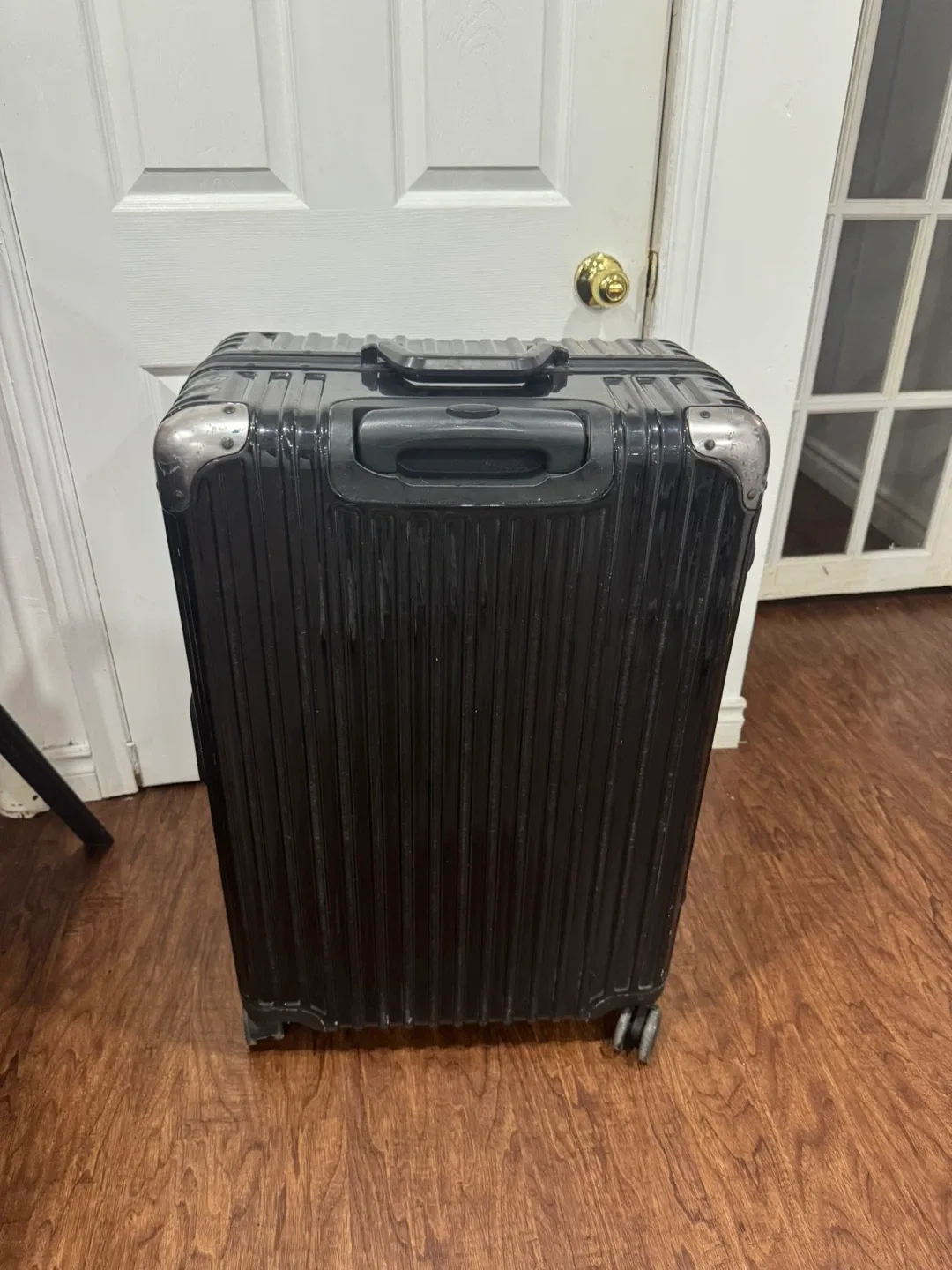 Black Suitcase Premium image indicator(2)