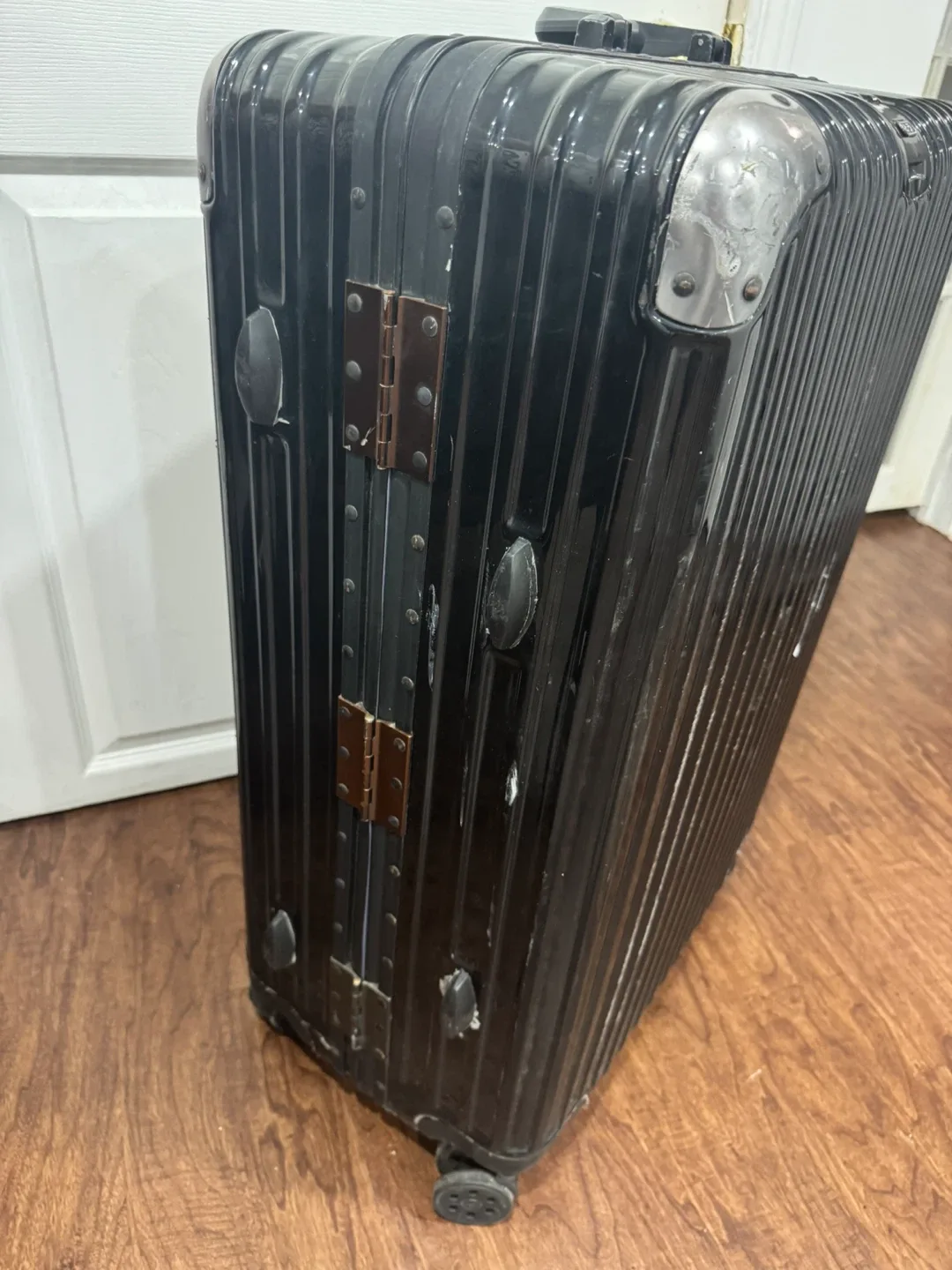 Black Suitcase Premium image indicator(4)