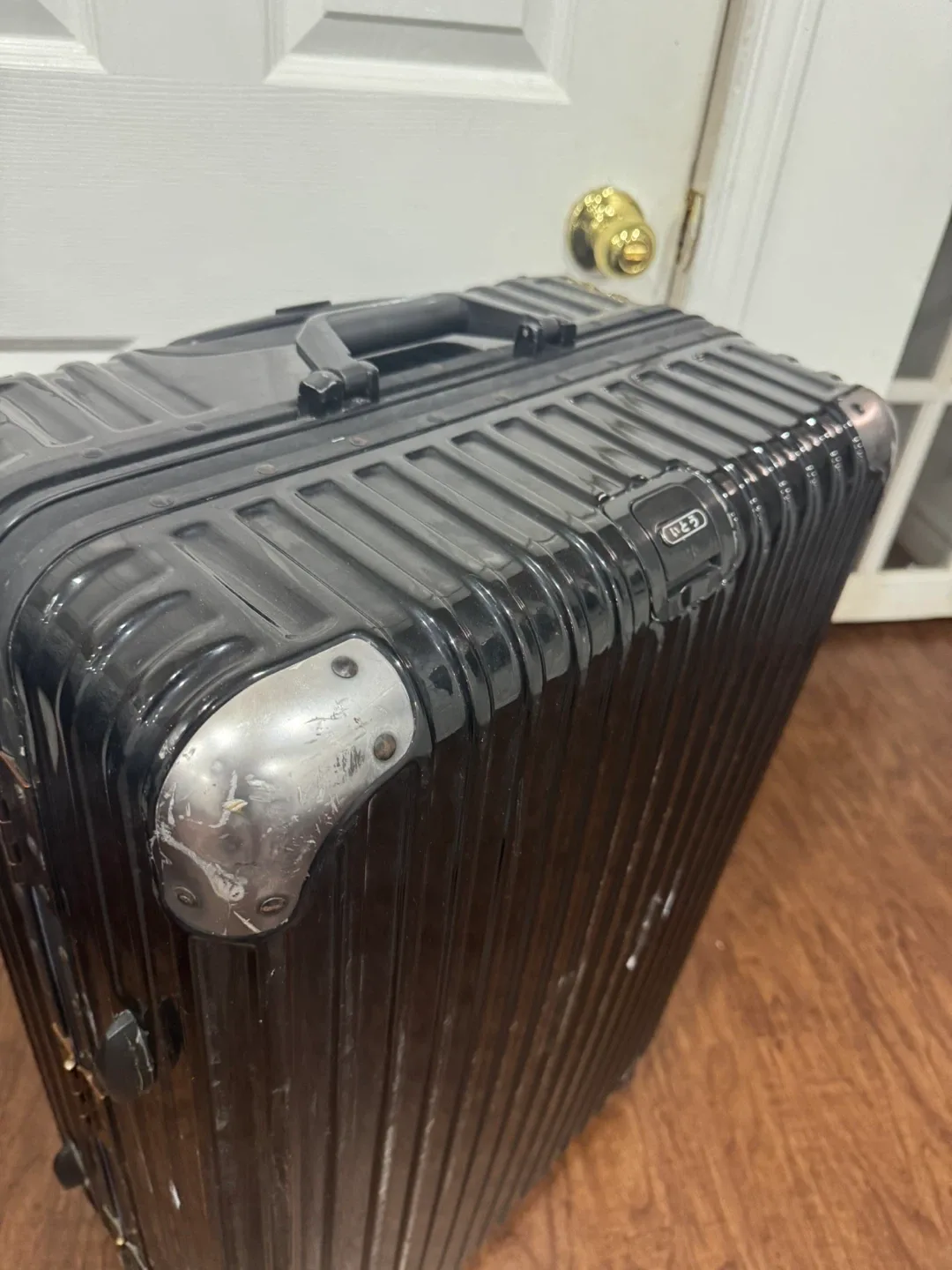 Black Suitcase Premium image indicator(5)