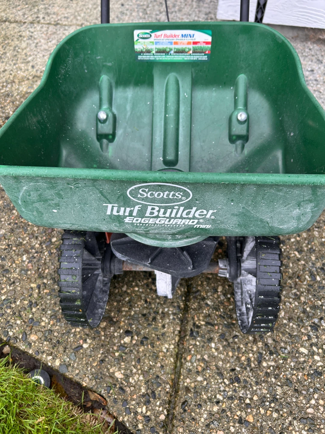 Scotts Turf Builder EDGEGUARD Mini Broadcast Spreader