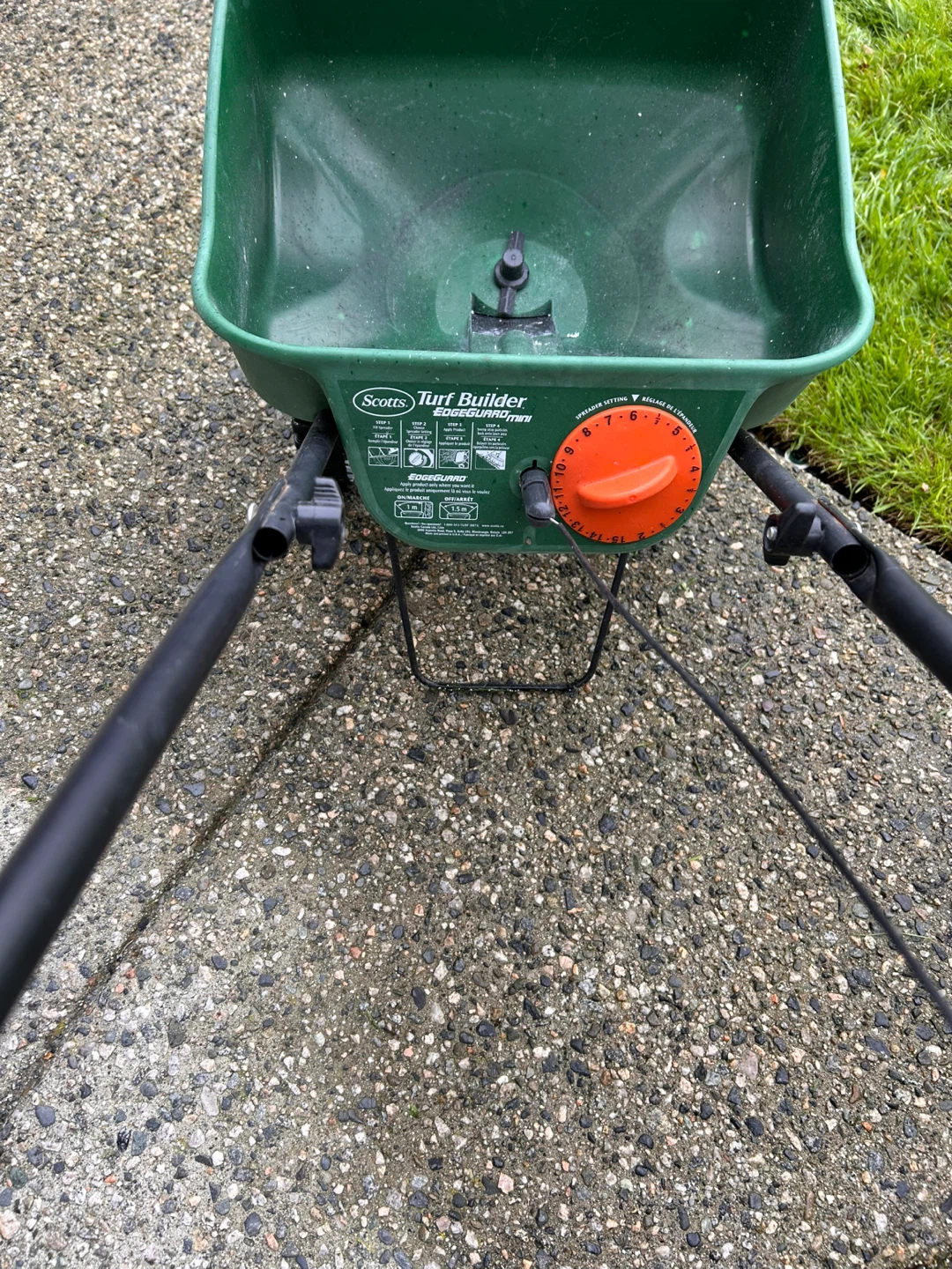 Scotts Turf Builder EDGEGUARD Mini Broadcast Spreader - photo 2