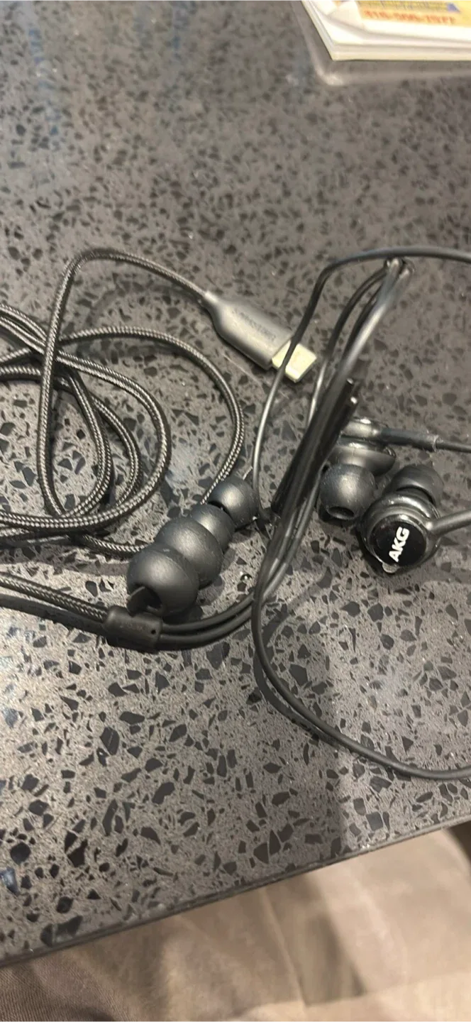 AKG In-Ear Headphones+ skull candy image indicator(3)