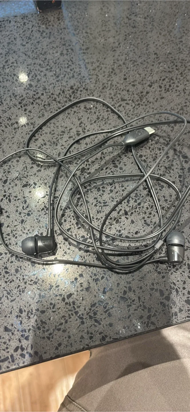 AKG In-Ear Headphones+ skull candy image indicator(2)