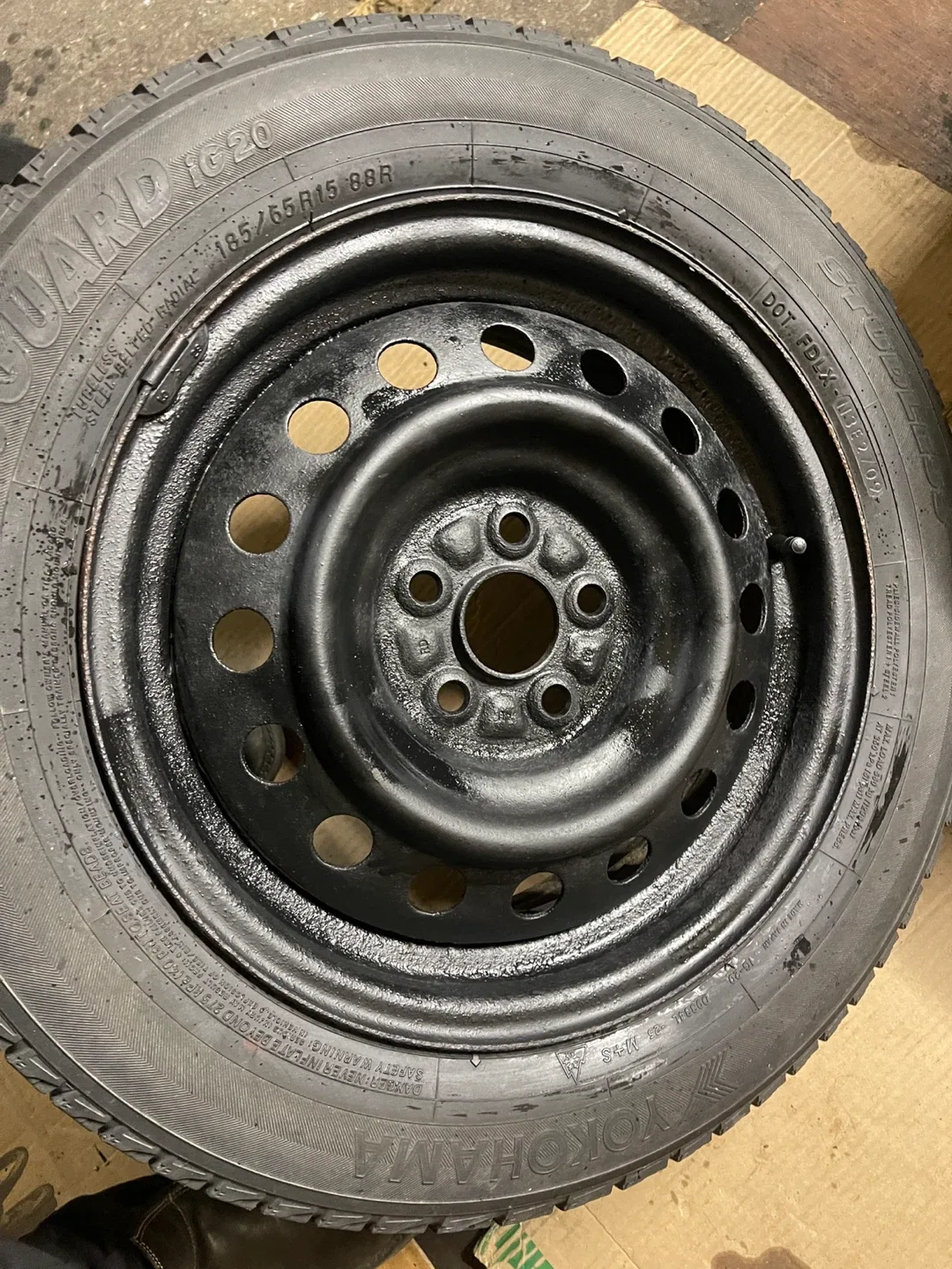 Yokohama iceGUARD iG20 185/65R15 88R Tire image indicator(2)