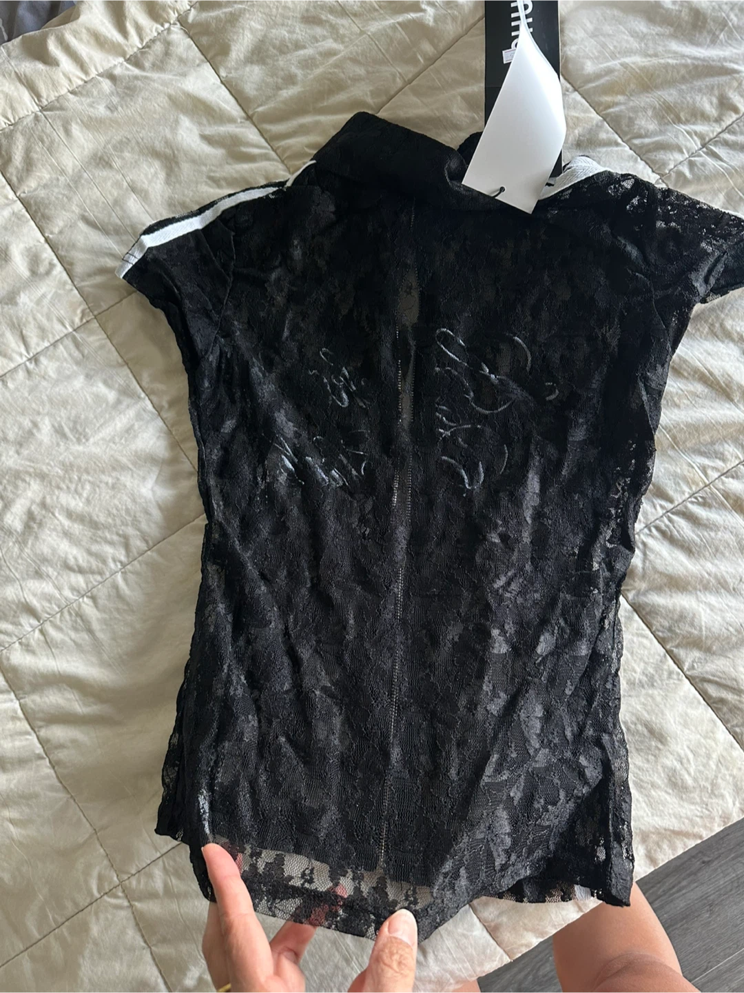 Selling a cute black lace top.! - photo 4