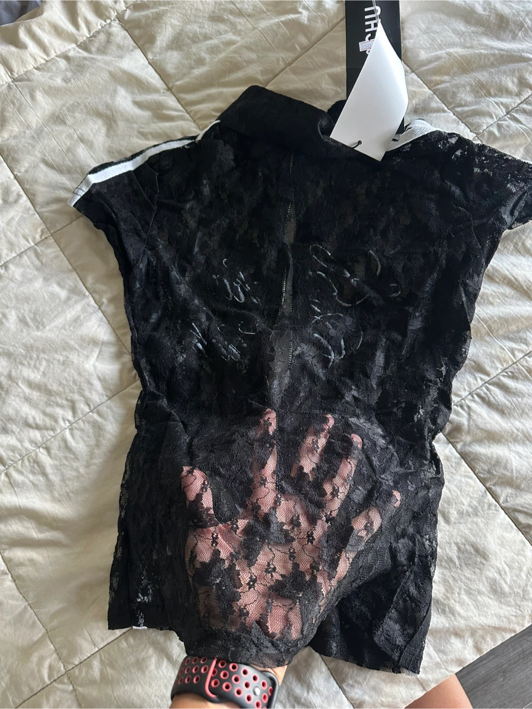 Selling a cute black lace top.! - photo 3