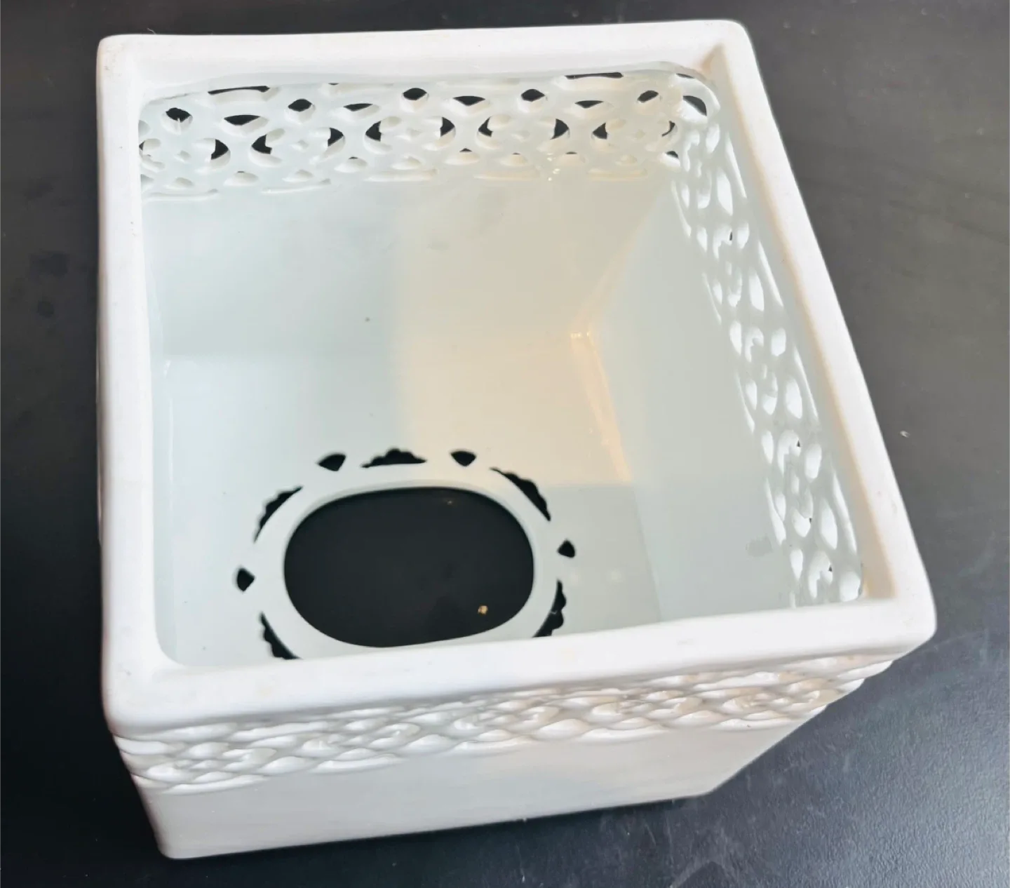 White Ceramic Tissue Box Cover image indicator(4)