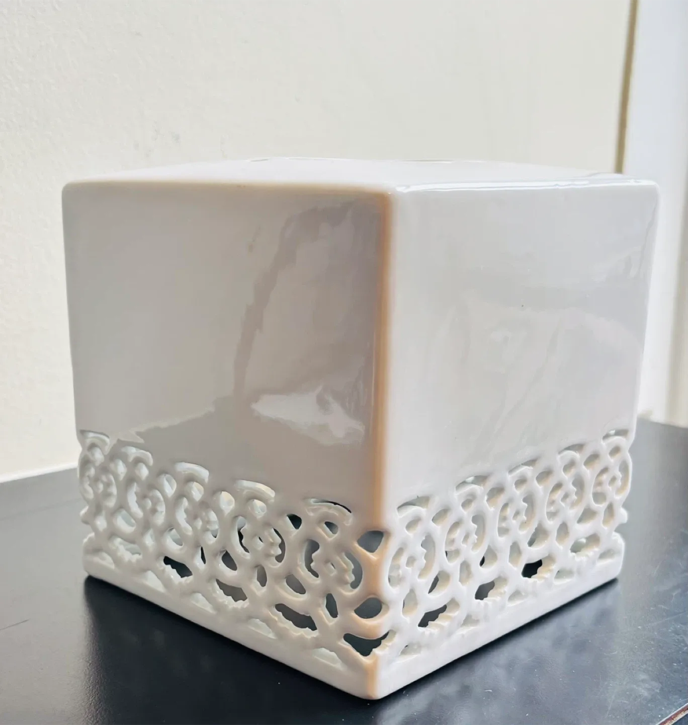 White Ceramic Tissue Box Cover image indicator(2)