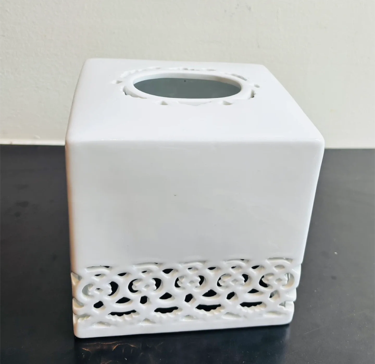 White Ceramic Tissue Box Cover image indicator(3)