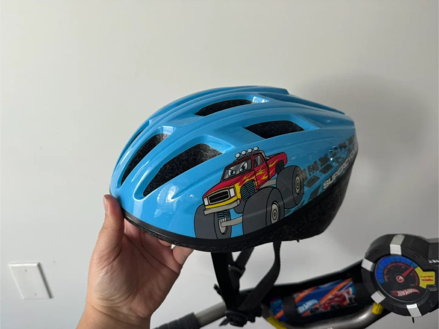 Hot Wheels Kids' Bike with Helmet image indicator(4)