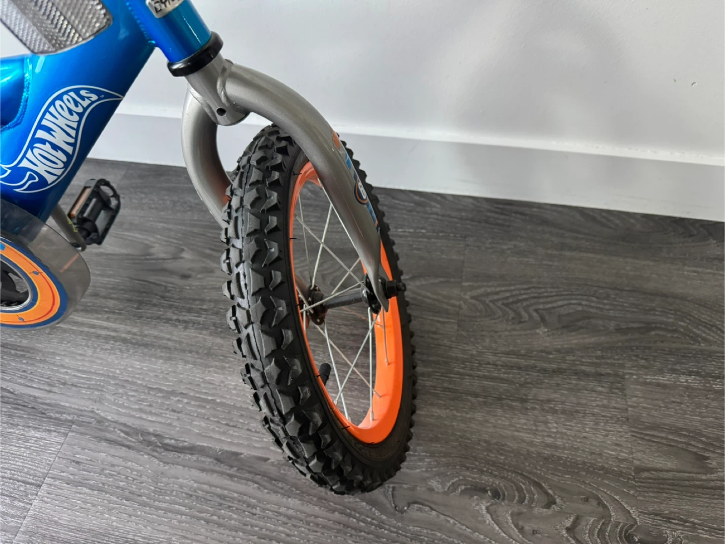 Hot Wheels Kids' Bike with Helmet - photo 2